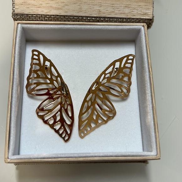 NWT Gold Butterfly Wing Earrings - Picture 4 of 6